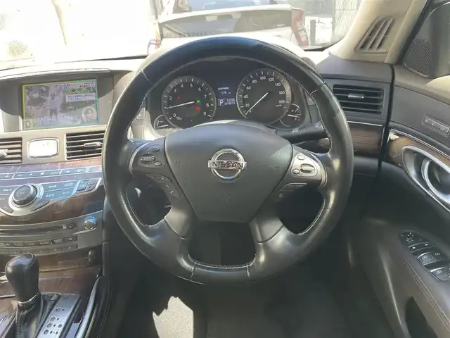 日産 シーマ ハイブリッド VIP 千葉県 2016(平28)年 9.4万km ブレードシルバー 電動ガラスサンルーフ/インテリジェントクルーズコントロール/インテリジェントペダル/車線逸脱警報/車線逸脱防止支援システム/後側方衝突防止支援システム/後側方車両検知警報/ヒルスタートアシスト/クリスタルブルーバイキセノンヘッドランプ/インテリジェントオートライトシステム/アクティブAFS/純正HDDナビ/・ラジオ/CD・DVD/Bluetooth/フルセグTV/ビルトインETC/サイド/バックカメラ/黒本革シート/全席パワーシート/助手席パワーオットマン機構/前席エアシート・シートヒーター/後席シートヒーター/VIPエンブレム/純正18インチAW/純正フロアマット/取扱説明書/保証書/スペアキー