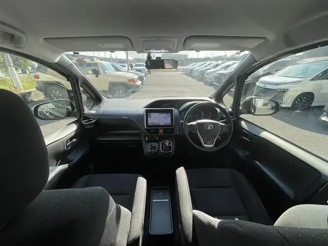 トヨタ ヴォクシー ハイブリッド V 千葉県 2015(平27)年 14.4万km ブラック ユーザー買取車両/クリアランスソナー/純正9インチナビ/・フルセグ/BT/DVD/CD/バックカメラ/ステアリングスイッチ/ETC/両側パワースライドドア/LEDヘッドライト/オートライト/スマートキー/プッシュスタート/電動格納ミラー