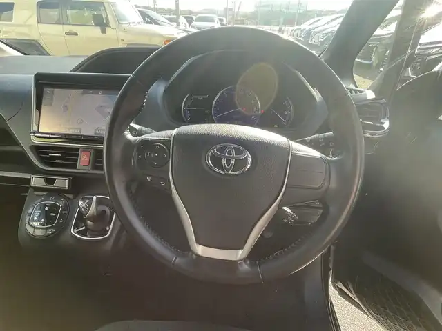 トヨタ ヴォクシー ハイブリッド V 千葉県 2015(平27)年 14.4万km ブラック ユーザー買取車両/クリアランスソナー/純正9インチナビ/・フルセグ/BT/DVD/CD/バックカメラ/ステアリングスイッチ/ETC/両側パワースライドドア/LEDヘッドライト/オートライト/スマートキー/プッシュスタート/電動格納ミラー