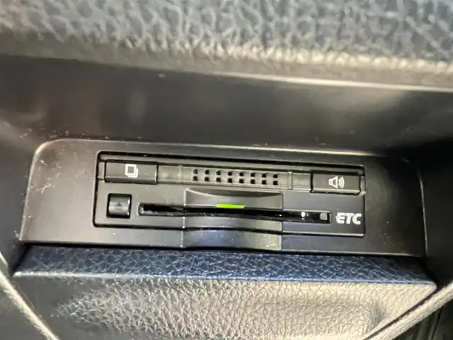 トヨタ ヴォクシー ハイブリッド V 千葉県 2015(平27)年 14.4万km ブラック ユーザー買取車両/クリアランスソナー/純正9インチナビ/・フルセグ/BT/DVD/CD/バックカメラ/ステアリングスイッチ/ETC/両側パワースライドドア/LEDヘッドライト/オートライト/スマートキー/プッシュスタート/電動格納ミラー