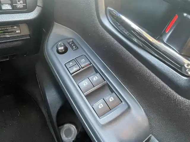 トヨタ ヴォクシー ハイブリッド V 千葉県 2015(平27)年 14.4万km ブラック ユーザー買取車両/クリアランスソナー/純正9インチナビ/・フルセグ/BT/DVD/CD/バックカメラ/ステアリングスイッチ/ETC/両側パワースライドドア/LEDヘッドライト/オートライト/スマートキー/プッシュスタート/電動格納ミラー