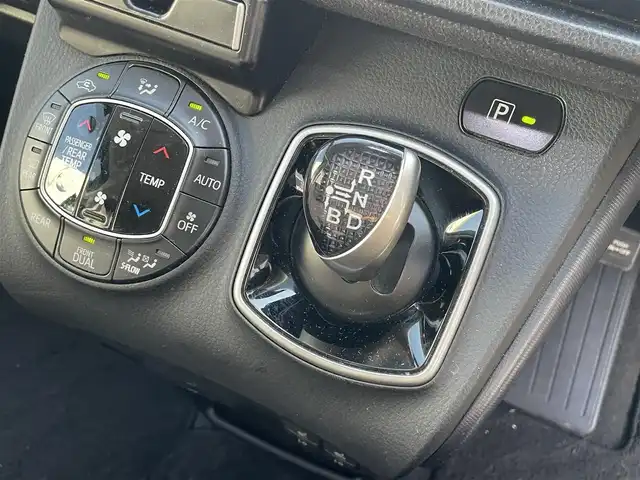 トヨタ ヴォクシー ハイブリッド V 千葉県 2015(平27)年 14.4万km ブラック ユーザー買取車両/クリアランスソナー/純正9インチナビ/・フルセグ/BT/DVD/CD/バックカメラ/ステアリングスイッチ/ETC/両側パワースライドドア/LEDヘッドライト/オートライト/スマートキー/プッシュスタート/電動格納ミラー