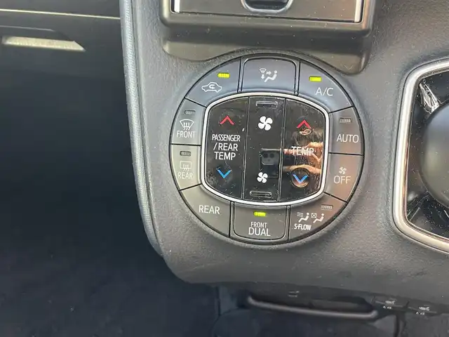 トヨタ ヴォクシー ハイブリッド V 千葉県 2015(平27)年 14.4万km ブラック ユーザー買取車両/クリアランスソナー/純正9インチナビ/・フルセグ/BT/DVD/CD/バックカメラ/ステアリングスイッチ/ETC/両側パワースライドドア/LEDヘッドライト/オートライト/スマートキー/プッシュスタート/電動格納ミラー