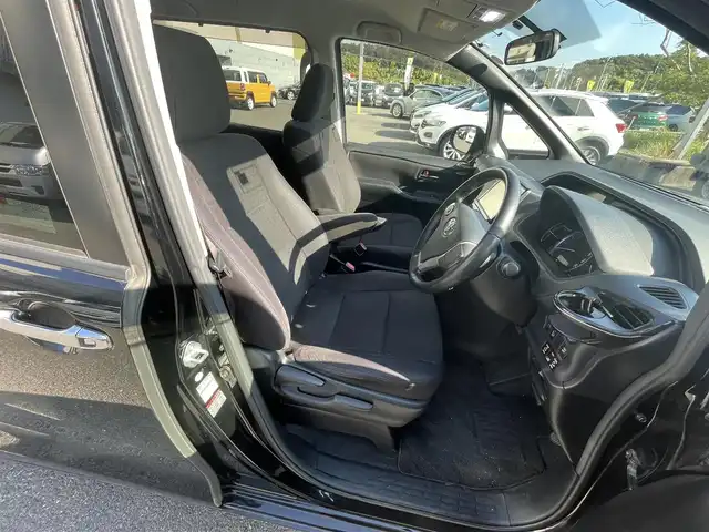 トヨタ ヴォクシー ハイブリッド V 千葉県 2015(平27)年 14.4万km ブラック ユーザー買取車両/クリアランスソナー/純正9インチナビ/・フルセグ/BT/DVD/CD/バックカメラ/ステアリングスイッチ/ETC/両側パワースライドドア/LEDヘッドライト/オートライト/スマートキー/プッシュスタート/電動格納ミラー