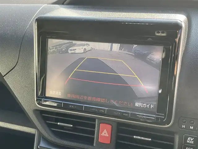 トヨタ ヴォクシー ハイブリッド V 千葉県 2015(平27)年 14.4万km ブラック ユーザー買取車両/クリアランスソナー/純正9インチナビ/・フルセグ/BT/DVD/CD/バックカメラ/ステアリングスイッチ/ETC/両側パワースライドドア/LEDヘッドライト/オートライト/スマートキー/プッシュスタート/電動格納ミラー