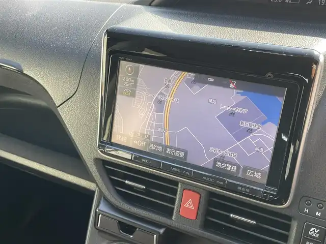 トヨタ ヴォクシー ハイブリッド V 千葉県 2015(平27)年 14.4万km ブラック ユーザー買取車両/クリアランスソナー/純正9インチナビ/・フルセグ/BT/DVD/CD/バックカメラ/ステアリングスイッチ/ETC/両側パワースライドドア/LEDヘッドライト/オートライト/スマートキー/プッシュスタート/電動格納ミラー