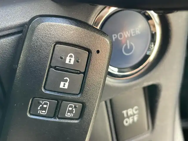 トヨタ ヴォクシー ハイブリッド V 千葉県 2015(平27)年 14.4万km ブラック ユーザー買取車両/クリアランスソナー/純正9インチナビ/・フルセグ/BT/DVD/CD/バックカメラ/ステアリングスイッチ/ETC/両側パワースライドドア/LEDヘッドライト/オートライト/スマートキー/プッシュスタート/電動格納ミラー