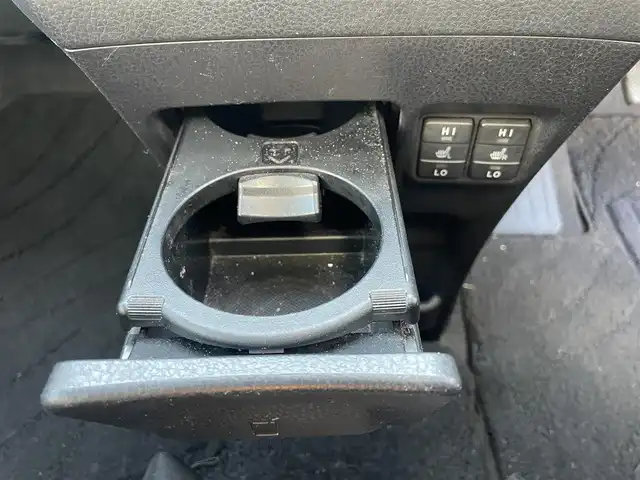 トヨタ ヴォクシー ハイブリッド V 千葉県 2015(平27)年 14.4万km ブラック ユーザー買取車両/クリアランスソナー/純正9インチナビ/・フルセグ/BT/DVD/CD/バックカメラ/ステアリングスイッチ/ETC/両側パワースライドドア/LEDヘッドライト/オートライト/スマートキー/プッシュスタート/電動格納ミラー