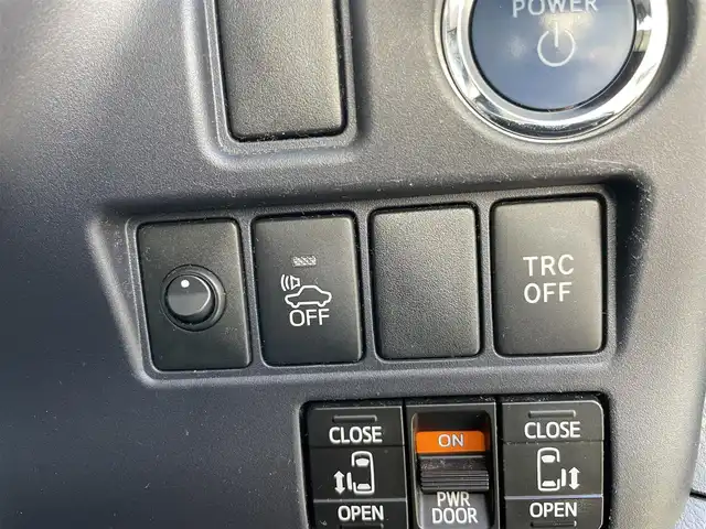 トヨタ ヴォクシー ハイブリッド V 千葉県 2015(平27)年 14.4万km ブラック ユーザー買取車両/クリアランスソナー/純正9インチナビ/・フルセグ/BT/DVD/CD/バックカメラ/ステアリングスイッチ/ETC/両側パワースライドドア/LEDヘッドライト/オートライト/スマートキー/プッシュスタート/電動格納ミラー