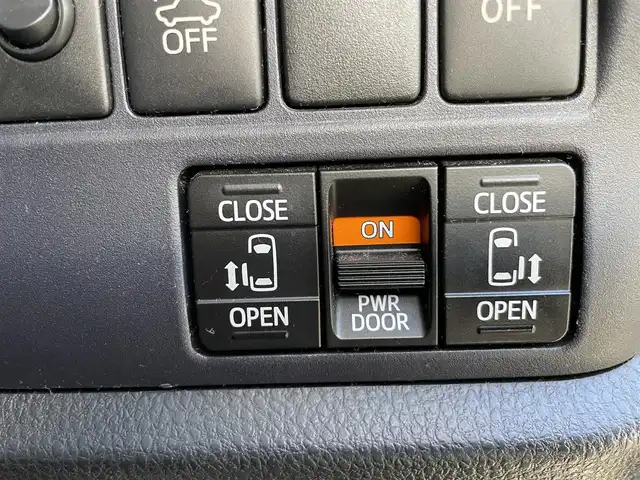 トヨタ ヴォクシー ハイブリッド V 千葉県 2015(平27)年 14.4万km ブラック ユーザー買取車両/クリアランスソナー/純正9インチナビ/・フルセグ/BT/DVD/CD/バックカメラ/ステアリングスイッチ/ETC/両側パワースライドドア/LEDヘッドライト/オートライト/スマートキー/プッシュスタート/電動格納ミラー