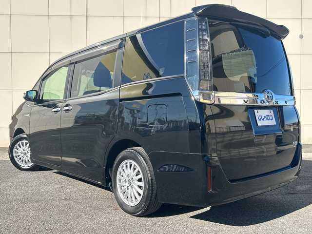 トヨタ ヴォクシー ハイブリッド V 埼玉県 2015(平27)年 14.4万km ブラック (株)IDOMが運営する【じしゃロン熊谷店】の自社ローン対象車両になります。こちらは現金ご利用時の価格です。自社ローンご希望の方は別途その旨お申付け下さい。/純正9インチSDナビ　NSZT-Y64T/（フルセグ/BT/DVD/CD/AM/FM)/バックカメラ/ステアリングスイッチ/ETC/両側パワースライドドア/コーナーセンサー/LEDヘッドライト/オートライト/スマートキー/クルーズコントロール/車載用ワイヤレス充電器/プッシュスタート/電動格納ミラー/純正15インチアルミホイール/ウォークスルー/フォグランプ