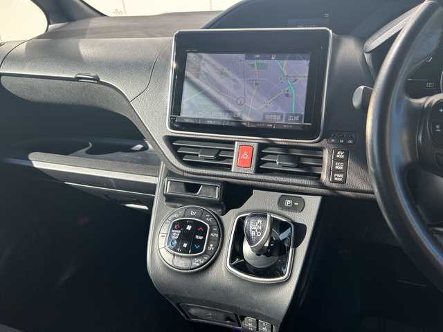 トヨタ ヴォクシー ハイブリッド V 埼玉県 2015(平27)年 14.4万km ブラック (株)IDOMが運営する【じしゃロン熊谷店】の自社ローン対象車両になります。こちらは現金ご利用時の価格です。自社ローンご希望の方は別途その旨お申付け下さい。/純正9インチSDナビ　NSZT-Y64T/（フルセグ/BT/DVD/CD/AM/FM)/バックカメラ/ステアリングスイッチ/ETC/両側パワースライドドア/コーナーセンサー/LEDヘッドライト/オートライト/スマートキー/クルーズコントロール/車載用ワイヤレス充電器/プッシュスタート/電動格納ミラー/純正15インチアルミホイール/ウォークスルー/フォグランプ