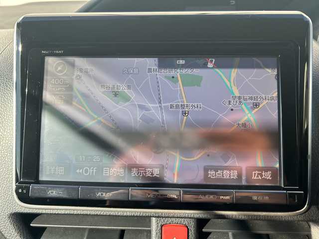 トヨタ ヴォクシー ハイブリッド V 埼玉県 2015(平27)年 14.4万km ブラック (株)IDOMが運営する【じしゃロン熊谷店】の自社ローン対象車両になります。こちらは現金ご利用時の価格です。自社ローンご希望の方は別途その旨お申付け下さい。/純正9インチSDナビ　NSZT-Y64T/（フルセグ/BT/DVD/CD/AM/FM)/バックカメラ/ステアリングスイッチ/ETC/両側パワースライドドア/コーナーセンサー/LEDヘッドライト/オートライト/スマートキー/クルーズコントロール/車載用ワイヤレス充電器/プッシュスタート/電動格納ミラー/純正15インチアルミホイール/ウォークスルー/フォグランプ