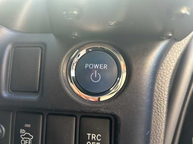 トヨタ ヴォクシー ハイブリッド V 埼玉県 2015(平27)年 14.4万km ブラック (株)IDOMが運営する【じしゃロン熊谷店】の自社ローン対象車両になります。こちらは現金ご利用時の価格です。自社ローンご希望の方は別途その旨お申付け下さい。/純正9インチSDナビ　NSZT-Y64T/（フルセグ/BT/DVD/CD/AM/FM)/バックカメラ/ステアリングスイッチ/ETC/両側パワースライドドア/コーナーセンサー/LEDヘッドライト/オートライト/スマートキー/クルーズコントロール/車載用ワイヤレス充電器/プッシュスタート/電動格納ミラー/純正15インチアルミホイール/ウォークスルー/フォグランプ