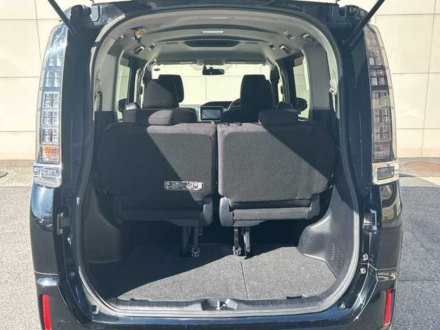 トヨタ ヴォクシー ハイブリッド V 埼玉県 2015(平27)年 14.4万km ブラック (株)IDOMが運営する【じしゃロン熊谷店】の自社ローン対象車両になります。こちらは現金ご利用時の価格です。自社ローンご希望の方は別途その旨お申付け下さい。/純正9インチSDナビ　NSZT-Y64T/（フルセグ/BT/DVD/CD/AM/FM)/バックカメラ/ステアリングスイッチ/ETC/両側パワースライドドア/コーナーセンサー/LEDヘッドライト/オートライト/スマートキー/クルーズコントロール/車載用ワイヤレス充電器/プッシュスタート/電動格納ミラー/純正15インチアルミホイール/ウォークスルー/フォグランプ