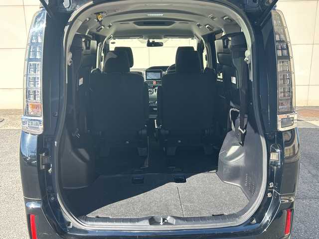 トヨタ ヴォクシー ハイブリッド V 埼玉県 2015(平27)年 14.4万km ブラック (株)IDOMが運営する【じしゃロン熊谷店】の自社ローン対象車両になります。こちらは現金ご利用時の価格です。自社ローンご希望の方は別途その旨お申付け下さい。/純正9インチSDナビ　NSZT-Y64T/（フルセグ/BT/DVD/CD/AM/FM)/バックカメラ/ステアリングスイッチ/ETC/両側パワースライドドア/コーナーセンサー/LEDヘッドライト/オートライト/スマートキー/クルーズコントロール/車載用ワイヤレス充電器/プッシュスタート/電動格納ミラー/純正15インチアルミホイール/ウォークスルー/フォグランプ