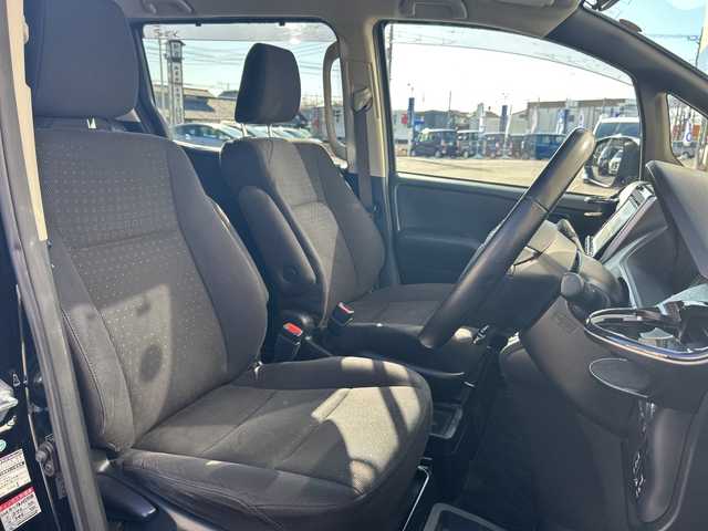 トヨタ ヴォクシー ハイブリッド V 埼玉県 2015(平27)年 14.4万km ブラック (株)IDOMが運営する【じしゃロン熊谷店】の自社ローン対象車両になります。こちらは現金ご利用時の価格です。自社ローンご希望の方は別途その旨お申付け下さい。/純正9インチSDナビ　NSZT-Y64T/（フルセグ/BT/DVD/CD/AM/FM)/バックカメラ/ステアリングスイッチ/ETC/両側パワースライドドア/コーナーセンサー/LEDヘッドライト/オートライト/スマートキー/クルーズコントロール/車載用ワイヤレス充電器/プッシュスタート/電動格納ミラー/純正15インチアルミホイール/ウォークスルー/フォグランプ