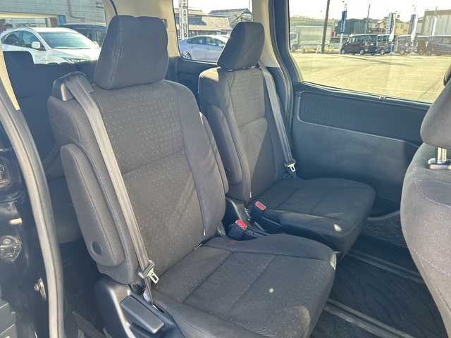 トヨタ ヴォクシー ハイブリッド V 埼玉県 2015(平27)年 14.4万km ブラック (株)IDOMが運営する【じしゃロン熊谷店】の自社ローン対象車両になります。こちらは現金ご利用時の価格です。自社ローンご希望の方は別途その旨お申付け下さい。/純正9インチSDナビ　NSZT-Y64T/（フルセグ/BT/DVD/CD/AM/FM)/バックカメラ/ステアリングスイッチ/ETC/両側パワースライドドア/コーナーセンサー/LEDヘッドライト/オートライト/スマートキー/クルーズコントロール/車載用ワイヤレス充電器/プッシュスタート/電動格納ミラー/純正15インチアルミホイール/ウォークスルー/フォグランプ