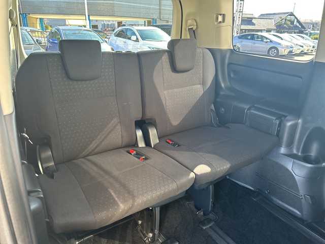 トヨタ ヴォクシー ハイブリッド V 埼玉県 2015(平27)年 14.4万km ブラック (株)IDOMが運営する【じしゃロン熊谷店】の自社ローン対象車両になります。こちらは現金ご利用時の価格です。自社ローンご希望の方は別途その旨お申付け下さい。/純正9インチSDナビ　NSZT-Y64T/（フルセグ/BT/DVD/CD/AM/FM)/バックカメラ/ステアリングスイッチ/ETC/両側パワースライドドア/コーナーセンサー/LEDヘッドライト/オートライト/スマートキー/クルーズコントロール/車載用ワイヤレス充電器/プッシュスタート/電動格納ミラー/純正15インチアルミホイール/ウォークスルー/フォグランプ