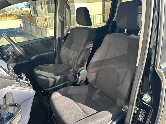 トヨタ ヴォクシー ハイブリッド V 埼玉県 2015(平27)年 14.4万km ブラック (株)IDOMが運営する【じしゃロン熊谷店】の自社ローン対象車両になります。こちらは現金ご利用時の価格です。自社ローンご希望の方は別途その旨お申付け下さい。/純正9インチSDナビ　NSZT-Y64T/（フルセグ/BT/DVD/CD/AM/FM)/バックカメラ/ステアリングスイッチ/ETC/両側パワースライドドア/コーナーセンサー/LEDヘッドライト/オートライト/スマートキー/クルーズコントロール/車載用ワイヤレス充電器/プッシュスタート/電動格納ミラー/純正15インチアルミホイール/ウォークスルー/フォグランプ