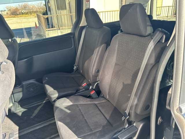 トヨタ ヴォクシー ハイブリッド V 埼玉県 2015(平27)年 14.4万km ブラック (株)IDOMが運営する【じしゃロン熊谷店】の自社ローン対象車両になります。こちらは現金ご利用時の価格です。自社ローンご希望の方は別途その旨お申付け下さい。/純正9インチSDナビ　NSZT-Y64T/（フルセグ/BT/DVD/CD/AM/FM)/バックカメラ/ステアリングスイッチ/ETC/両側パワースライドドア/コーナーセンサー/LEDヘッドライト/オートライト/スマートキー/クルーズコントロール/車載用ワイヤレス充電器/プッシュスタート/電動格納ミラー/純正15インチアルミホイール/ウォークスルー/フォグランプ