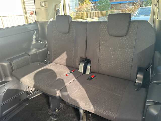 トヨタ ヴォクシー ハイブリッド V 埼玉県 2015(平27)年 14.4万km ブラック (株)IDOMが運営する【じしゃロン熊谷店】の自社ローン対象車両になります。こちらは現金ご利用時の価格です。自社ローンご希望の方は別途その旨お申付け下さい。/純正9インチSDナビ　NSZT-Y64T/（フルセグ/BT/DVD/CD/AM/FM)/バックカメラ/ステアリングスイッチ/ETC/両側パワースライドドア/コーナーセンサー/LEDヘッドライト/オートライト/スマートキー/クルーズコントロール/車載用ワイヤレス充電器/プッシュスタート/電動格納ミラー/純正15インチアルミホイール/ウォークスルー/フォグランプ