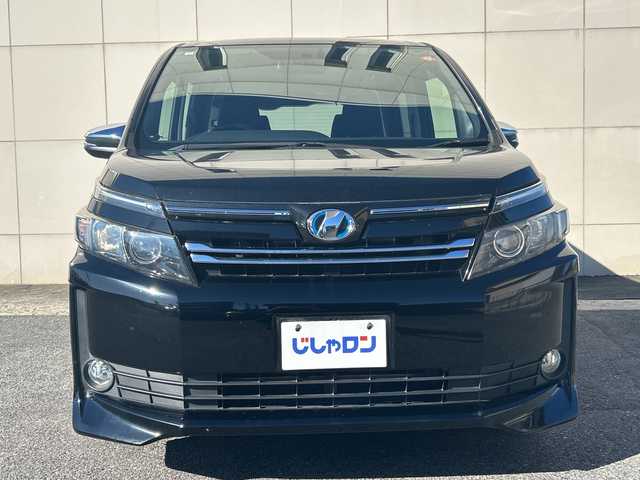 トヨタ ヴォクシー ハイブリッド V 埼玉県 2015(平27)年 14.4万km ブラック (株)IDOMが運営する【じしゃロン熊谷店】の自社ローン対象車両になります。こちらは現金ご利用時の価格です。自社ローンご希望の方は別途その旨お申付け下さい。/純正9インチSDナビ　NSZT-Y64T/（フルセグ/BT/DVD/CD/AM/FM)/バックカメラ/ステアリングスイッチ/ETC/両側パワースライドドア/コーナーセンサー/LEDヘッドライト/オートライト/スマートキー/クルーズコントロール/車載用ワイヤレス充電器/プッシュスタート/電動格納ミラー/純正15インチアルミホイール/ウォークスルー/フォグランプ
