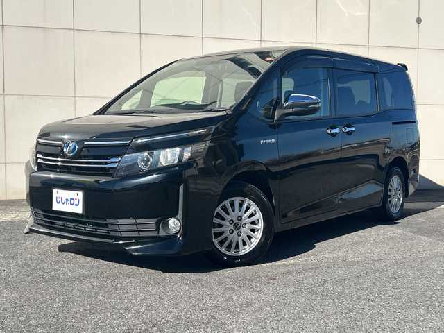 トヨタ ヴォクシー ハイブリッド V 埼玉県 2015(平27)年 14.4万km ブラック (株)IDOMが運営する【じしゃロン熊谷店】の自社ローン対象車両になります。こちらは現金ご利用時の価格です。自社ローンご希望の方は別途その旨お申付け下さい。/純正9インチSDナビ　NSZT-Y64T/（フルセグ/BT/DVD/CD/AM/FM)/バックカメラ/ステアリングスイッチ/ETC/両側パワースライドドア/コーナーセンサー/LEDヘッドライト/オートライト/スマートキー/クルーズコントロール/車載用ワイヤレス充電器/プッシュスタート/電動格納ミラー/純正15インチアルミホイール/ウォークスルー/フォグランプ