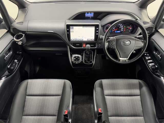 トヨタ ヴォクシー ZS 煌 大阪府 2018(平30)年 5.3万km ブラック ガソリン/FF/MTモード付インパネCVT/純正 10型ナビ NSZN-Z66T/　・（AM/FM/CD/DVD/SD/SDREC/TV/Bluetooth）/バックカメラ/両側パワースライドドア/ETC/Toyota Safety Sense/・プリクラッシュセーフティ［PCS］/・レーンディパーチャーアラート［LDA］/・オートハイビーム［AHB］/・先行車発進告知機能/装備/・クルーズコントロール/・オートライト機能/・LEDヘッドライト/・LEDフロントフォグライト/・後席オートエアコン/・USB充電ジャック/・純正16inAW/・プッシュスタート/・スマートキーシステム