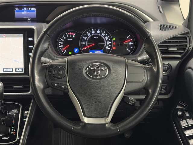 トヨタ ヴォクシー ZS 煌 大阪府 2018(平30)年 5.3万km ブラック ガソリン/FF/MTモード付インパネCVT/純正 10型ナビ NSZN-Z66T/　・（AM/FM/CD/DVD/SD/SDREC/TV/Bluetooth）/バックカメラ/両側パワースライドドア/ETC/Toyota Safety Sense/・プリクラッシュセーフティ［PCS］/・レーンディパーチャーアラート［LDA］/・オートハイビーム［AHB］/・先行車発進告知機能/装備/・クルーズコントロール/・オートライト機能/・LEDヘッドライト/・LEDフロントフォグライト/・後席オートエアコン/・USB充電ジャック/・純正16inAW/・プッシュスタート/・スマートキーシステム