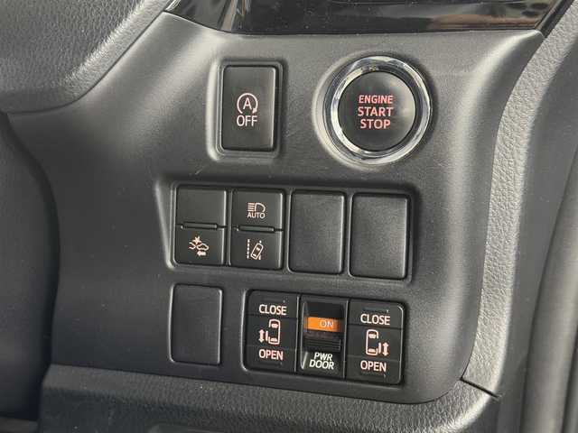 トヨタ ヴォクシー ZS 煌 大阪府 2018(平30)年 5.3万km ブラック ガソリン/FF/MTモード付インパネCVT/純正 10型ナビ NSZN-Z66T/　・（AM/FM/CD/DVD/SD/SDREC/TV/Bluetooth）/バックカメラ/両側パワースライドドア/ETC/Toyota Safety Sense/・プリクラッシュセーフティ［PCS］/・レーンディパーチャーアラート［LDA］/・オートハイビーム［AHB］/・先行車発進告知機能/装備/・クルーズコントロール/・オートライト機能/・LEDヘッドライト/・LEDフロントフォグライト/・後席オートエアコン/・USB充電ジャック/・純正16inAW/・プッシュスタート/・スマートキーシステム