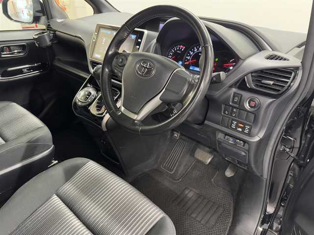 トヨタ ヴォクシー ZS 煌 大阪府 2018(平30)年 5.3万km ブラック ガソリン/FF/MTモード付インパネCVT/純正 10型ナビ NSZN-Z66T/　・（AM/FM/CD/DVD/SD/SDREC/TV/Bluetooth）/バックカメラ/両側パワースライドドア/ETC/Toyota Safety Sense/・プリクラッシュセーフティ［PCS］/・レーンディパーチャーアラート［LDA］/・オートハイビーム［AHB］/・先行車発進告知機能/装備/・クルーズコントロール/・オートライト機能/・LEDヘッドライト/・LEDフロントフォグライト/・後席オートエアコン/・USB充電ジャック/・純正16inAW/・プッシュスタート/・スマートキーシステム