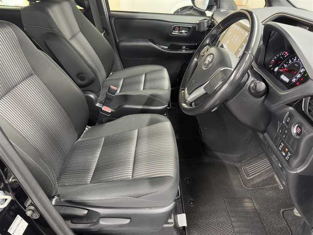 トヨタ ヴォクシー ZS 煌 大阪府 2018(平30)年 5.3万km ブラック ガソリン/FF/MTモード付インパネCVT/純正 10型ナビ NSZN-Z66T/　・（AM/FM/CD/DVD/SD/SDREC/TV/Bluetooth）/バックカメラ/両側パワースライドドア/ETC/Toyota Safety Sense/・プリクラッシュセーフティ［PCS］/・レーンディパーチャーアラート［LDA］/・オートハイビーム［AHB］/・先行車発進告知機能/装備/・クルーズコントロール/・オートライト機能/・LEDヘッドライト/・LEDフロントフォグライト/・後席オートエアコン/・USB充電ジャック/・純正16inAW/・プッシュスタート/・スマートキーシステム