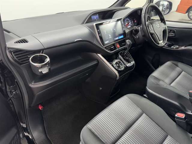トヨタ ヴォクシー ZS 煌 大阪府 2018(平30)年 5.3万km ブラック ガソリン/FF/MTモード付インパネCVT/純正 10型ナビ NSZN-Z66T/　・（AM/FM/CD/DVD/SD/SDREC/TV/Bluetooth）/バックカメラ/両側パワースライドドア/ETC/Toyota Safety Sense/・プリクラッシュセーフティ［PCS］/・レーンディパーチャーアラート［LDA］/・オートハイビーム［AHB］/・先行車発進告知機能/装備/・クルーズコントロール/・オートライト機能/・LEDヘッドライト/・LEDフロントフォグライト/・後席オートエアコン/・USB充電ジャック/・純正16inAW/・プッシュスタート/・スマートキーシステム
