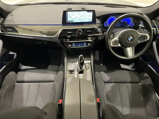 ＢＭＷ ５２３ｄ ツーリング Mスポーツ 熊本県 2018(平30)年 6万km サファイアブラックP ・スマートキー/・プッシュスタート/・パノラマサンルーフ/・インテリジェントセーフティ/・注意喚起アシスタント/・PDC自動起動/・アクティブPDC緊急ブレーキ/・パーキングアシスト/・前席パワーシート/・純正HDDナビ/　【DVD・Bluetooth・USB・MSV・AppleCarPlay】/・harman/kardonサウンドシステム/・フルセグTV/・全方位カメラ/・ETC/・ヘッドアップディスプレイ/・Mperformanceブラックキドニーグリル/・Mperformanceサイドエクステンション・/・Mperformanceスポーツブレーキシステム/・社外リアディフューザー/・LEDヘッドランプ/・LEDフォグランプ/・純正マット