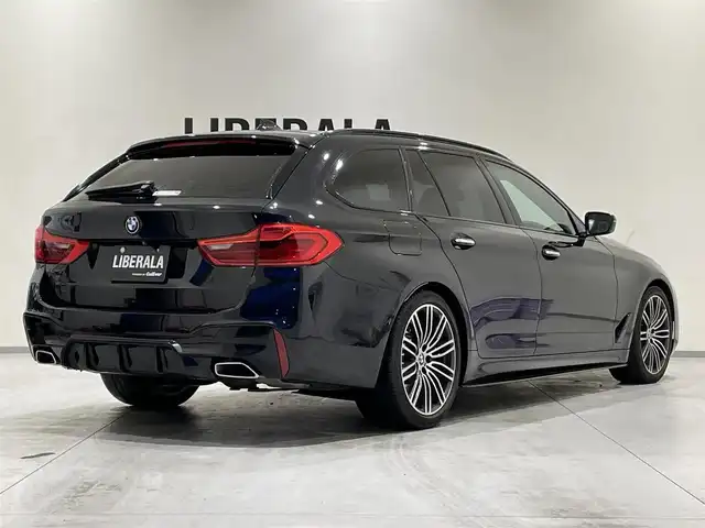 ＢＭＷ ５２３ｄ ツーリング Mスポーツ 熊本県 2018(平30)年 6万km サファイアブラックP ・スマートキー/・プッシュスタート/・パノラマサンルーフ/・インテリジェントセーフティ/・注意喚起アシスタント/・PDC自動起動/・アクティブPDC緊急ブレーキ/・パーキングアシスト/・前席パワーシート/・純正HDDナビ/　【DVD・Bluetooth・USB・MSV・AppleCarPlay】/・harman/kardonサウンドシステム/・フルセグTV/・全方位カメラ/・ETC/・ヘッドアップディスプレイ/・Mperformanceブラックキドニーグリル/・Mperformanceサイドエクステンション・/・Mperformanceスポーツブレーキシステム/・社外リアディフューザー/・LEDヘッドランプ/・LEDフォグランプ/・純正マット