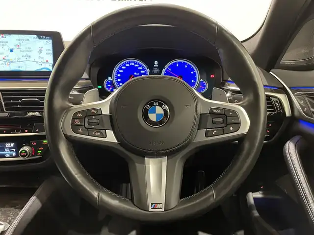 ＢＭＷ ５２３ｄ ツーリング Mスポーツ 熊本県 2018(平30)年 6万km サファイアブラックP ・スマートキー/・プッシュスタート/・パノラマサンルーフ/・インテリジェントセーフティ/・注意喚起アシスタント/・PDC自動起動/・アクティブPDC緊急ブレーキ/・パーキングアシスト/・前席パワーシート/・純正HDDナビ/　【DVD・Bluetooth・USB・MSV・AppleCarPlay】/・harman/kardonサウンドシステム/・フルセグTV/・全方位カメラ/・ETC/・ヘッドアップディスプレイ/・Mperformanceブラックキドニーグリル/・Mperformanceサイドエクステンション・/・Mperformanceスポーツブレーキシステム/・社外リアディフューザー/・LEDヘッドランプ/・LEDフォグランプ/・純正マット