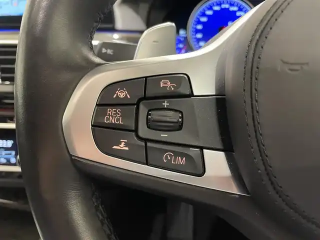 ＢＭＷ ５２３ｄ ツーリング Mスポーツ 熊本県 2018(平30)年 6万km サファイアブラックP ・スマートキー/・プッシュスタート/・パノラマサンルーフ/・インテリジェントセーフティ/・注意喚起アシスタント/・PDC自動起動/・アクティブPDC緊急ブレーキ/・パーキングアシスト/・前席パワーシート/・純正HDDナビ/　【DVD・Bluetooth・USB・MSV・AppleCarPlay】/・harman/kardonサウンドシステム/・フルセグTV/・全方位カメラ/・ETC/・ヘッドアップディスプレイ/・Mperformanceブラックキドニーグリル/・Mperformanceサイドエクステンション・/・Mperformanceスポーツブレーキシステム/・社外リアディフューザー/・LEDヘッドランプ/・LEDフォグランプ/・純正マット