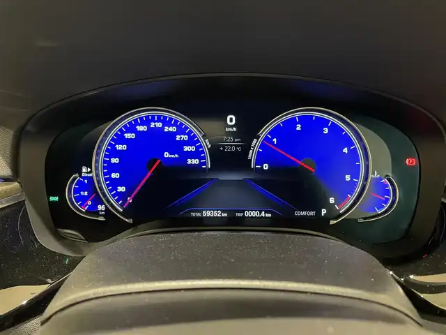 ＢＭＷ ５２３ｄ ツーリング Mスポーツ 熊本県 2018(平30)年 6万km サファイアブラックP ・スマートキー/・プッシュスタート/・パノラマサンルーフ/・インテリジェントセーフティ/・注意喚起アシスタント/・PDC自動起動/・アクティブPDC緊急ブレーキ/・パーキングアシスト/・前席パワーシート/・純正HDDナビ/　【DVD・Bluetooth・USB・MSV・AppleCarPlay】/・harman/kardonサウンドシステム/・フルセグTV/・全方位カメラ/・ETC/・ヘッドアップディスプレイ/・Mperformanceブラックキドニーグリル/・Mperformanceサイドエクステンション・/・Mperformanceスポーツブレーキシステム/・社外リアディフューザー/・LEDヘッドランプ/・LEDフォグランプ/・純正マット