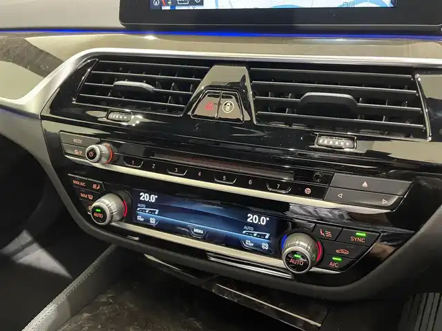 ＢＭＷ ５２３ｄ ツーリング Mスポーツ 熊本県 2018(平30)年 6万km サファイアブラックP ・スマートキー/・プッシュスタート/・パノラマサンルーフ/・インテリジェントセーフティ/・注意喚起アシスタント/・PDC自動起動/・アクティブPDC緊急ブレーキ/・パーキングアシスト/・前席パワーシート/・純正HDDナビ/　【DVD・Bluetooth・USB・MSV・AppleCarPlay】/・harman/kardonサウンドシステム/・フルセグTV/・全方位カメラ/・ETC/・ヘッドアップディスプレイ/・Mperformanceブラックキドニーグリル/・Mperformanceサイドエクステンション・/・Mperformanceスポーツブレーキシステム/・社外リアディフューザー/・LEDヘッドランプ/・LEDフォグランプ/・純正マット