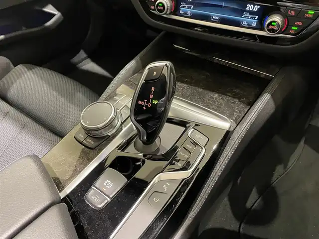 ＢＭＷ ５２３ｄ ツーリング Mスポーツ 熊本県 2018(平30)年 6万km サファイアブラックP ・スマートキー/・プッシュスタート/・パノラマサンルーフ/・インテリジェントセーフティ/・注意喚起アシスタント/・PDC自動起動/・アクティブPDC緊急ブレーキ/・パーキングアシスト/・前席パワーシート/・純正HDDナビ/　【DVD・Bluetooth・USB・MSV・AppleCarPlay】/・harman/kardonサウンドシステム/・フルセグTV/・全方位カメラ/・ETC/・ヘッドアップディスプレイ/・Mperformanceブラックキドニーグリル/・Mperformanceサイドエクステンション・/・Mperformanceスポーツブレーキシステム/・社外リアディフューザー/・LEDヘッドランプ/・LEDフォグランプ/・純正マット