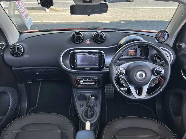 スマート ＭＣＣ スマート フォーツーカブリオ BRABUSスポーツ 埼玉県 2018(平30)年 2万km ラリーレッド ハーフレザー/社外ディスプレイオーディオ/　Bluetooth/USB/spotify/ipod/クルーズコントロール/レーンキーピングアシスト/前面衝突警告/パーキングアシスト(ソナー)/バックカメラ/前席シートヒーター/社外前方ドライブレコーダー(DRV-C750)/BRABASフロアマット/BRABASエアロ/BRABAS17インチAW/BRABASパーキングブレーキハンド/社外Rockfordスピーカー/2本出しマフラー/パドルシフト/LEDヘッドライト/LEDテールランプ/ETC/リモコンキー