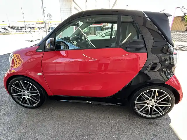 スマート ＭＣＣ スマート フォーツーカブリオ BRABUSスポーツ 埼玉県 2018(平30)年 2万km ラリーレッド ハーフレザー/社外ディスプレイオーディオ/　Bluetooth/USB/spotify/ipod/クルーズコントロール/レーンキーピングアシスト/前面衝突警告/パーキングアシスト(ソナー)/バックカメラ/前席シートヒーター/社外前方ドライブレコーダー(DRV-C750)/BRABASフロアマット/BRABASエアロ/BRABAS17インチAW/BRABASパーキングブレーキハンド/社外Rockfordスピーカー/2本出しマフラー/パドルシフト/LEDヘッドライト/LEDテールランプ/ETC/リモコンキー