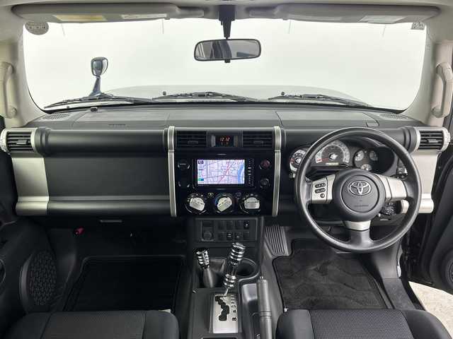 トヨタ ＦＪクルーザー ブラックカラーパッケージ 熊本県 2014(平26)年 5.3万km ブラック/ホワイト 社外ナビ（CN-R500WD）/・AM/FM/CD/DVD/BT/USB/iPod/VTR/フルセグTV/バックカメラ/クルーズコントロール/クリアランスソナー/横滑り防止装置/キセノンヘッドライト/フォグランプ/ヘッドライトレベライザー/ETC/純正フロアマット/社外１７インチアルミホイール/リモコンキー/ドアバイザー