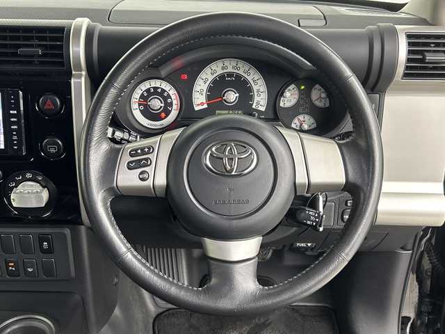 トヨタ ＦＪクルーザー ブラックカラーパッケージ 熊本県 2014(平26)年 5.3万km ブラック/ホワイト 社外ナビ（CN-R500WD）/・AM/FM/CD/DVD/BT/USB/iPod/VTR/フルセグTV/バックカメラ/クルーズコントロール/クリアランスソナー/横滑り防止装置/キセノンヘッドライト/フォグランプ/ヘッドライトレベライザー/ETC/純正フロアマット/社外１７インチアルミホイール/リモコンキー/ドアバイザー