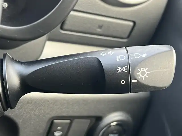 トヨタ パッソ モーダ　S 秋田県 2016(平28)年 5.3万km パールホワイトⅢ ４WD/寒冷地仕様/スマートアシスト２/衝突回避支援ブレーキ/誤発進抑制機能/車線逸脱警報/先行車発進お知らせ機能/アイドリングストップ/横滑り防止装置/運転席シートヒーター/LEDヘッドライト/カロッツェリアオーディオ・CD再生・USB・AUX接続・AMFMチューナー/オートエアコン/フロントベンチシート/ドアミラーウインカー/社外14インチアルミホイール/純正フロアマット/ドアバイザー