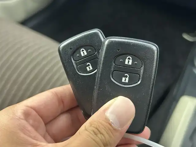 トヨタ アクア G 千葉県 2012(平24)年 10.6万km グレーメタリック 純正７型ナビ（NSZT-W62G）/（AM＆FM＆Bluetooth＆フルセグTV＆CD＆DVD/ＥＴＣ　/エアロパーツ（F・S・R）/禁煙（前オーナー申告）　/ＨＩＤヘッドライト（オートライト付き）/フォグランプ　/電動格納サイドミラー　/１２Ｖシガーソケット　/ステアリングスイッチ　/バックカメラ　/ドアバイザー　/ＥＶモード/ヘッドライトレベライザー/ISOFIX/ECOモード/アイドリングストップ/プッシュスタート/ウィンカーミラー