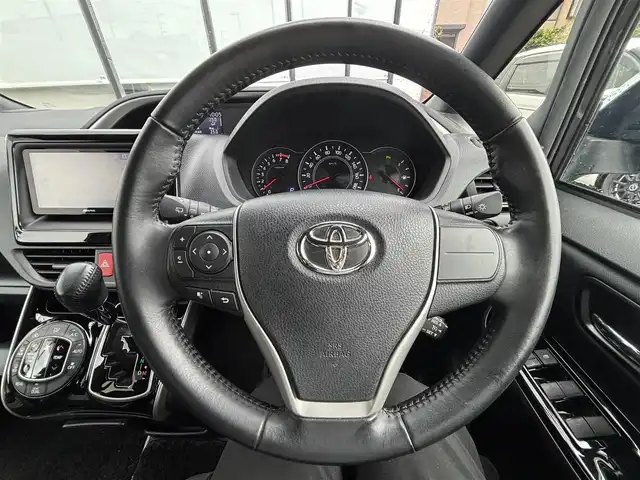 トヨタ ヴォクシー ZS 煌Ⅱ 宮城県 2020(令2)年 9.8万km ブラック 登録時走行距離97481km/純正ナビ/フルセグＴＶ/ＣＤ／ＤＶＤ／Ｂｌｕｅｔｏｏｔｈ/後席モニター/クルーズコントロール/デュアルエアコン/両側パワースライド/スペアキー/ドアバイザー/エアロパーツ/ETC/スマートキー/電動格納ミラー/バックカメラ/コーナーセンサー/純正アルミホイール/純正フロアマット/LEDライト