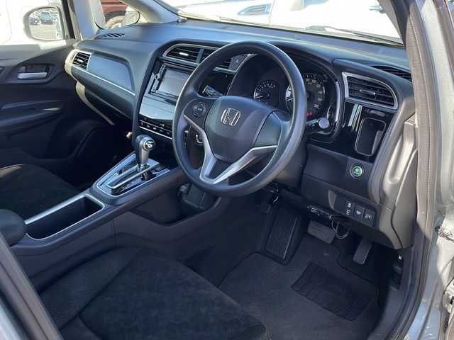 ホンダ シャトル G 青森県 2016(平28)年 11.7万km ティンテッドシルバーM 4WD/社外メモリナビ・ワンセグTV/CD・DVD・SD・AUX/バックカメラ/ワイパーデアイサー/純正エンジンスターター/ETC/電動格納ミラー/横滑り防止装置/スマートキー/プッシュスタート