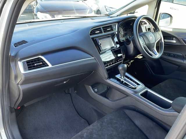 ホンダ シャトル G 青森県 2016(平28)年 11.7万km ティンテッドシルバーM 4WD/社外メモリナビ・ワンセグTV/CD・DVD・SD・AUX/バックカメラ/ワイパーデアイサー/純正エンジンスターター/ETC/電動格納ミラー/横滑り防止装置/スマートキー/プッシュスタート